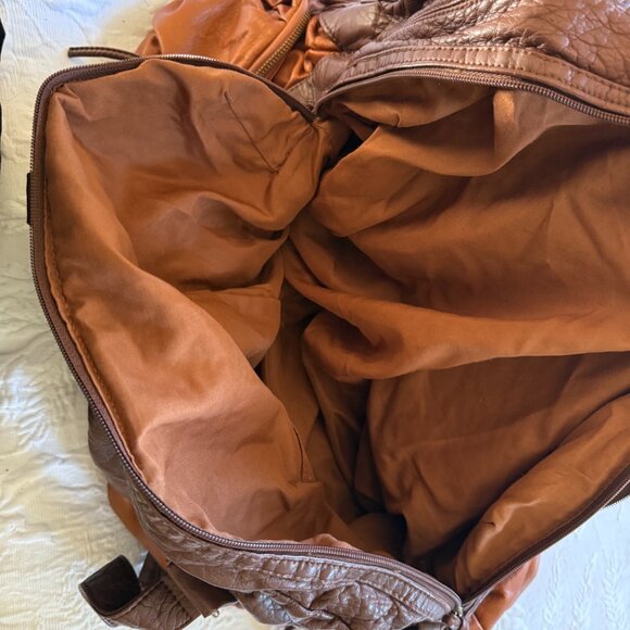 Slouchy Vegan leather duffle style bag - Picture 4 of 5